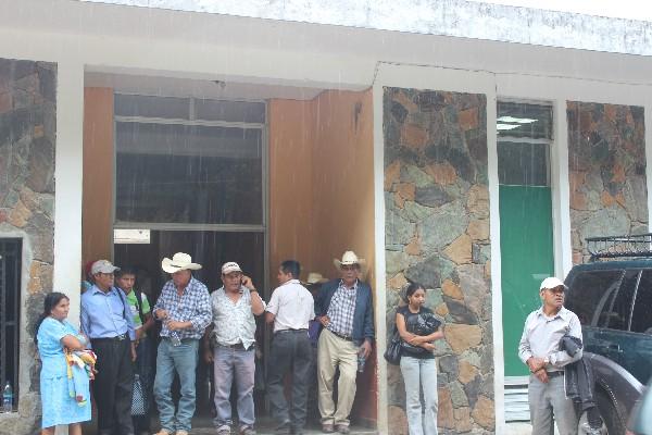 Familiares de los tres agricultores ultimados esperan que les entreguen los cuerpos.
