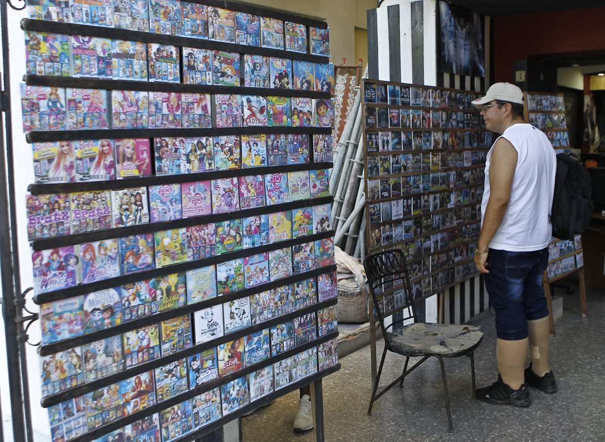 Un hombre observa discos en un negocio privado en La Habana, Cuba. En la isla se debate este fin de semana el anteproyecto de una nueva Constitución que refleje la realidad económica, social y política en el país. (Foto Prensa Libre: EFE)