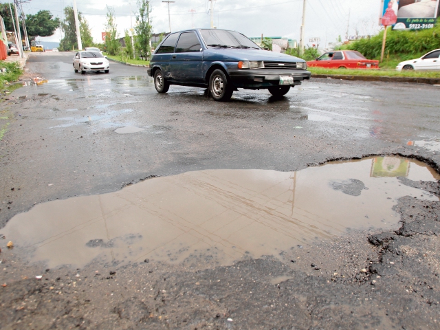 Grandes baches deben sortear los conductores que circulan por la carretera de la avenida Petapa a las colonias de la zona 5 de Villa Nueva y Villa Hermosa.