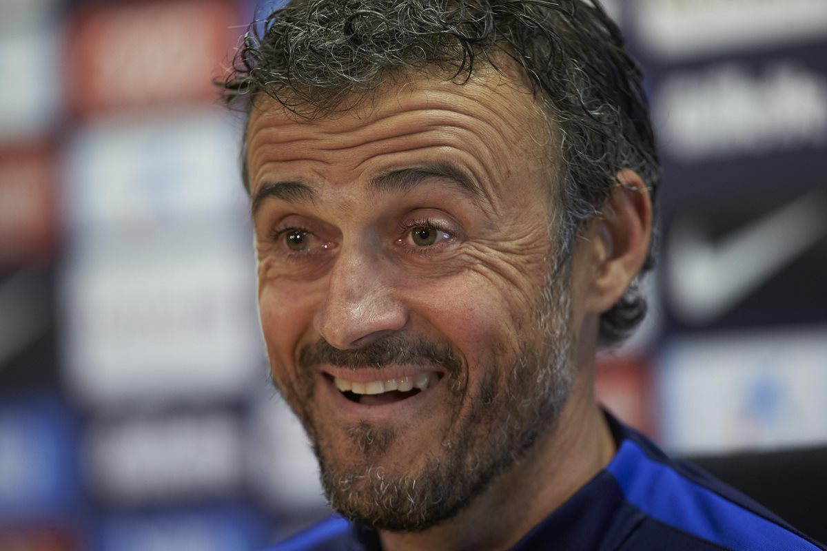 El técnico catalán, Luis Enrique Martínez, sonríe durante la conferencia de prensa previo al derby contra el Espanyol. (Foto Prensa Libre: EFE)