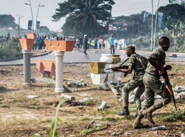 Dos personas han muerto por disturbios en Gabón. (Foto Prensa Libre: AFP)