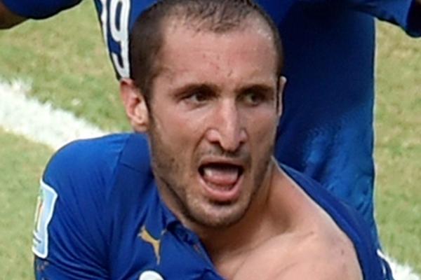 Chiellini muestra la supuesta mordida de Suárez. (Foto Prensa Libre: AFP)