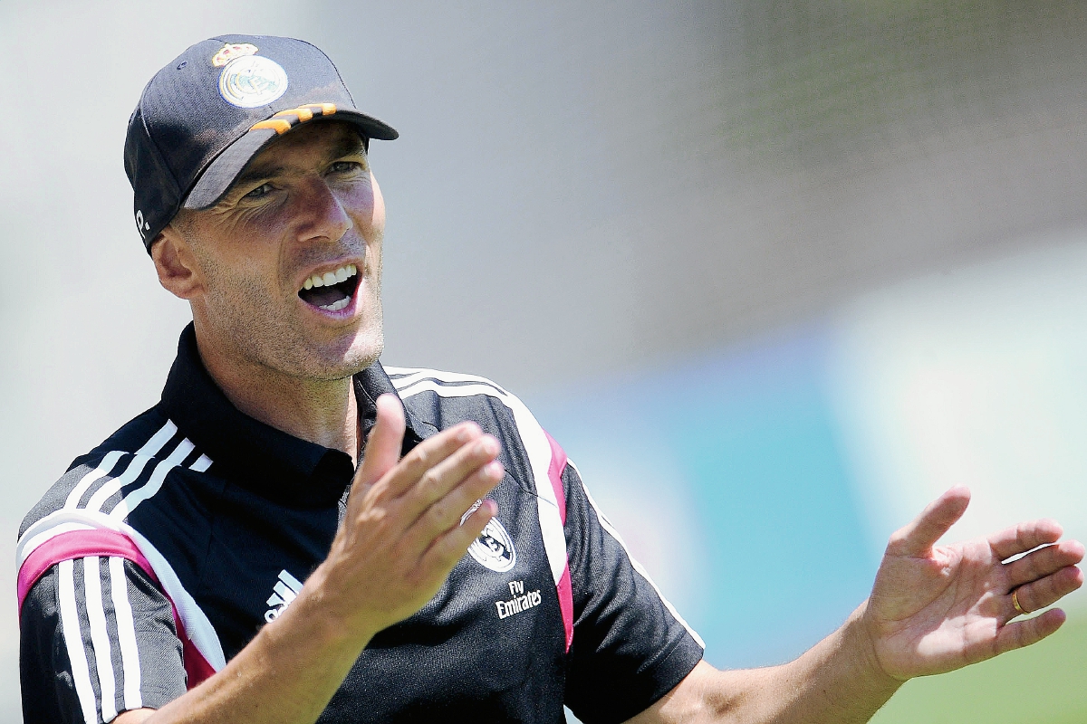 Zinedine Zidane seguirá dirigiendo al Real Madrid Castilla. (Foto Prensa Libre: AFP)
