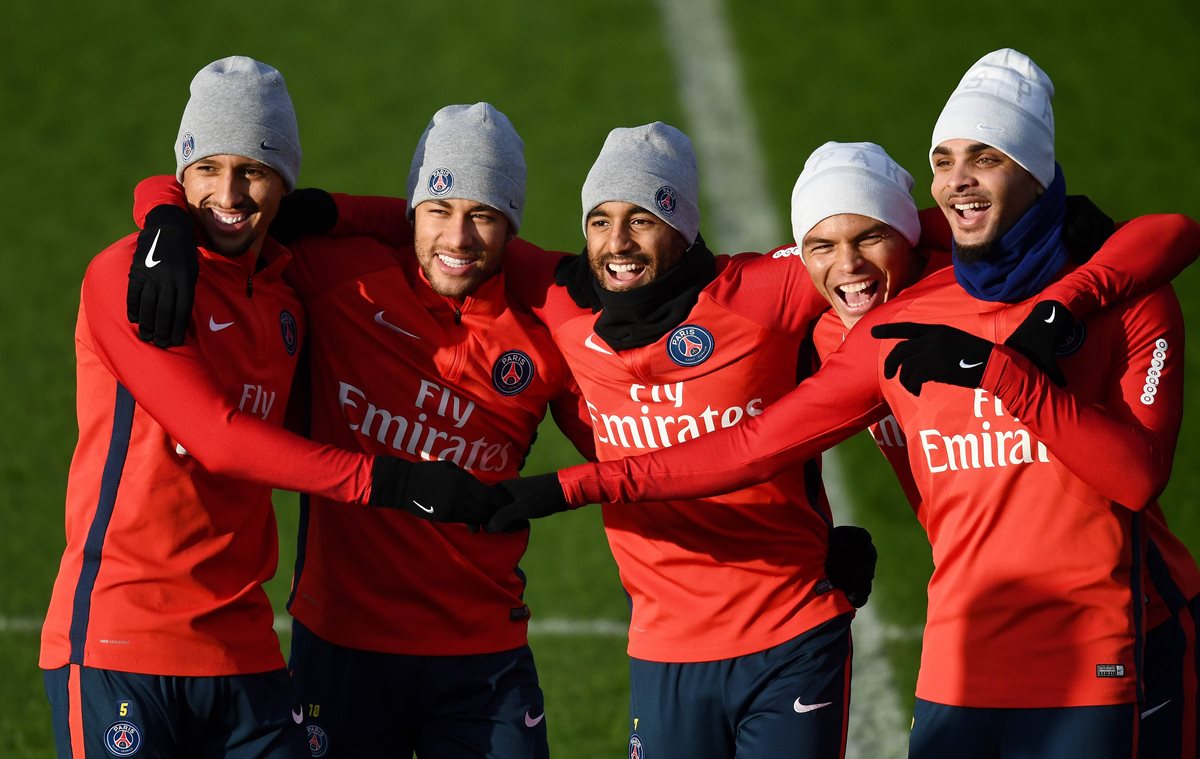 El brasileño Neymar, el jugador más caro del mundo, se mantiene en la pelea por ser uno de los mejores asistentes de la Liga francesa. (Foto Prensa Libre: AFP)