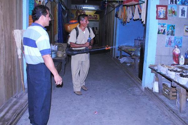 Personal de centro de Salud fumiga locales de metamercado de Coatepeque, Quetzaltenango. (Foto Prensa Libre: Édgar Girón)