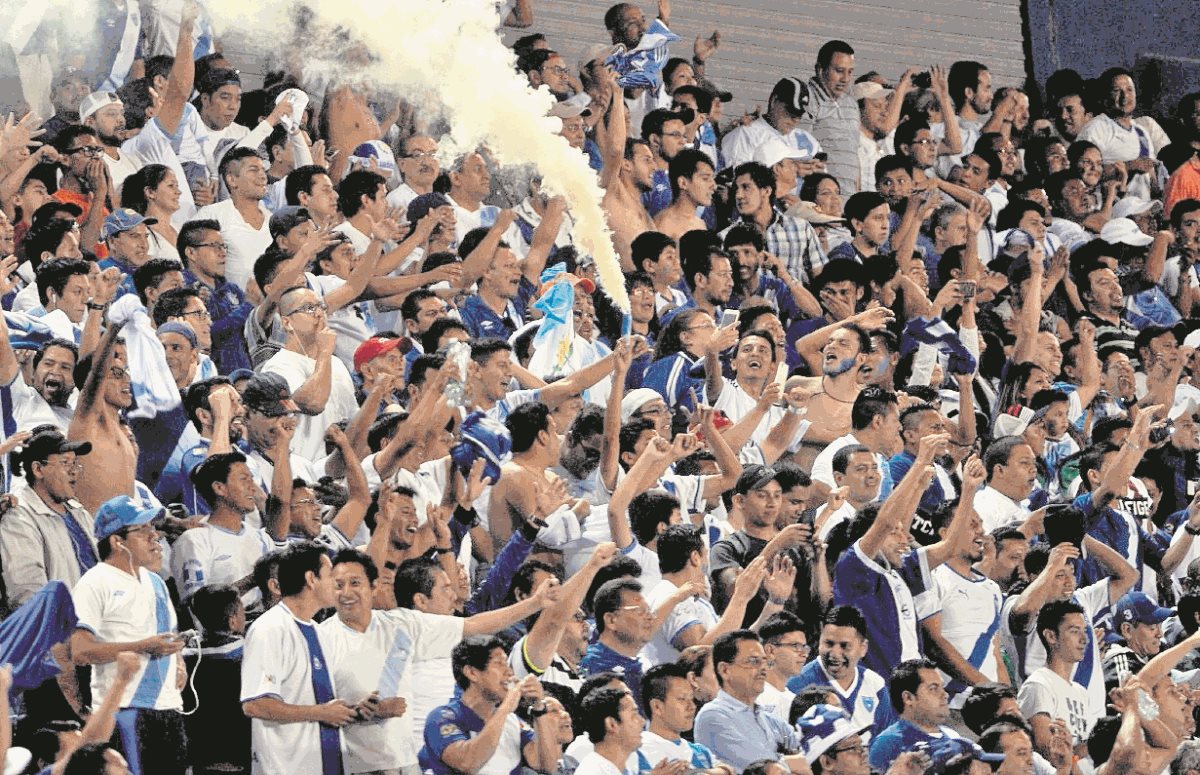 Los seguidores de la Azul y Blanco vivieron con alegría el triunfo 2-0 a Estados Unidos el 25 de marzo de 2016. (Foto Prensa Libre: Hemeroteca PL)