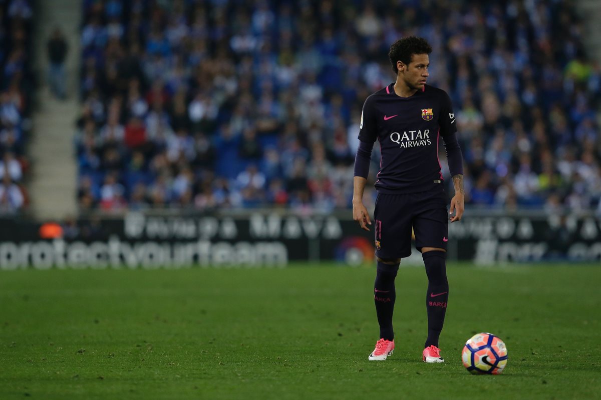 Neymar deberá enfrentar un juicio por su fichaje con el Barcelona. (Foto Prensa Libre: AFP)