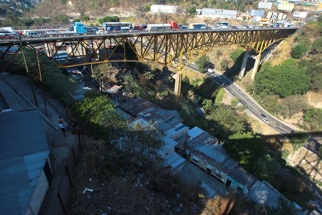 El puente Belice fue inaugurado en noviembre de 1958, desde entonces no recibe mantenimiento la estructura. (Foto: Hemeroteca PL)