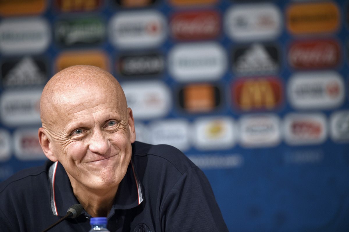 El italiano Pierluigi Collina aseguró que la tecnología de gol mejorará el arbitraje de la Eurocopa. (Foto Prensa Libre:AFP)