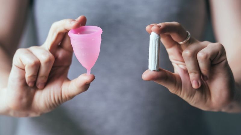 En muchos países en desarrollo donde el acceso a toallitas sanitarias es caro y escaso, la menstruación hace que muchas niñas no vayan al colegio. La copa menstrual puede marcar una gran diferencia en esos casos. (gregory_lee / Getty Images).