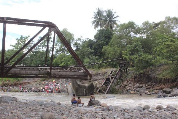 puente cedió  por la    crecida  de río El Moca.