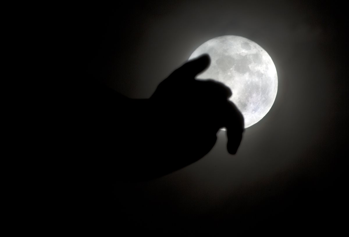 Panorámica del efecto de superluna visible detrás de un monumento en El Cairo, Egipto, el lunes. (Foto Prensa Libre: AP).