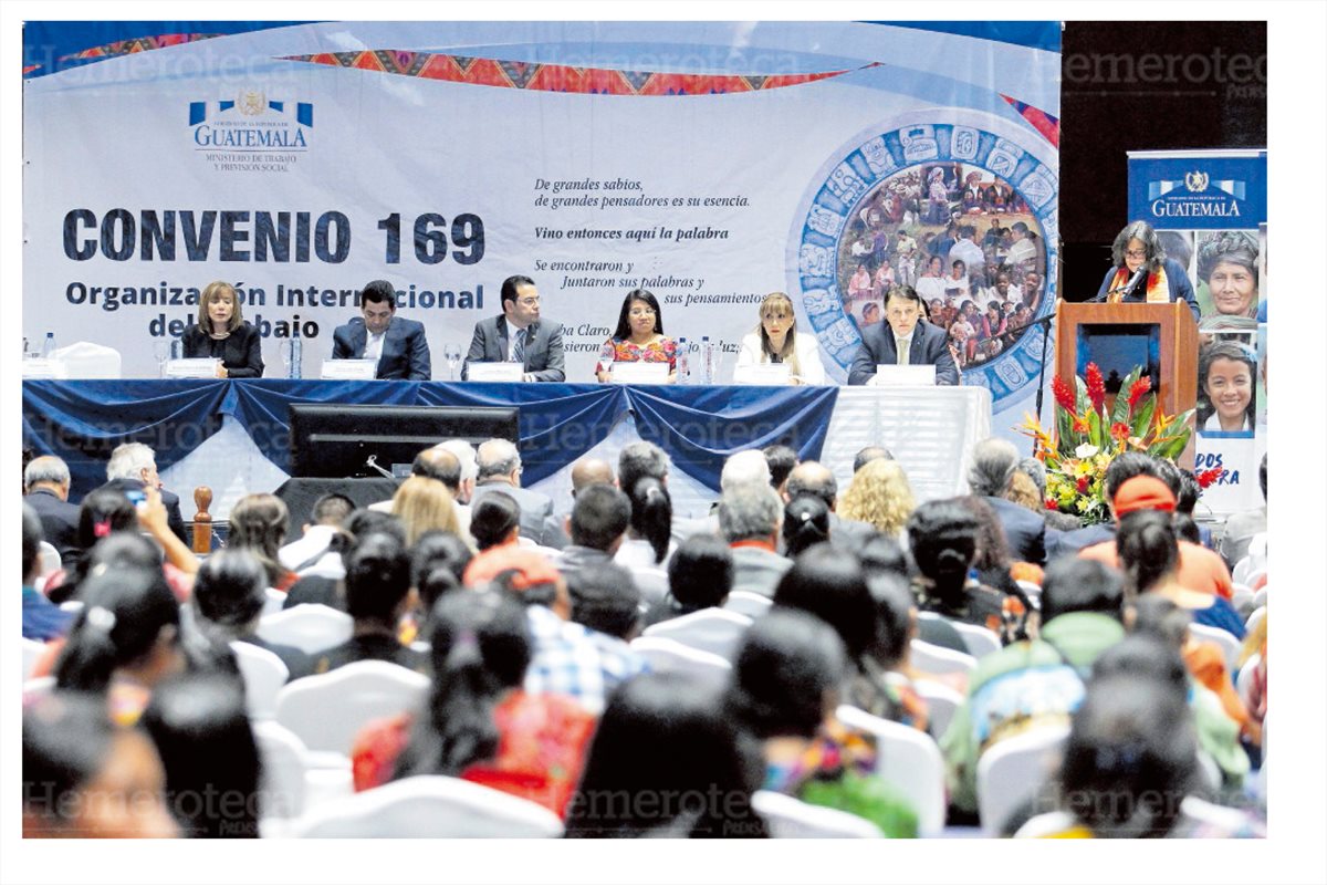 El presidente Jimmy Morales y la ministra de Trabajo, Aura Leticia Teleguario, presentan la Guía para el Aval Legal a Consultas indígenas, el 18/7/2017. (Foto: Hemeroteca PL)