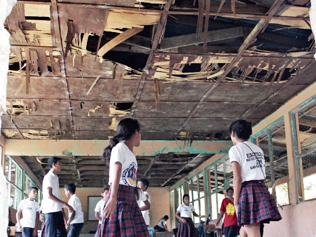 Ante la falta de opciones, estudiantes de la escuela del barrio Playa Blanca, San Benito, Petén, utilizan aulas deterioradas por falta de mantenimiento. (Foto Prensa Libre: Rigoberto Escobar)