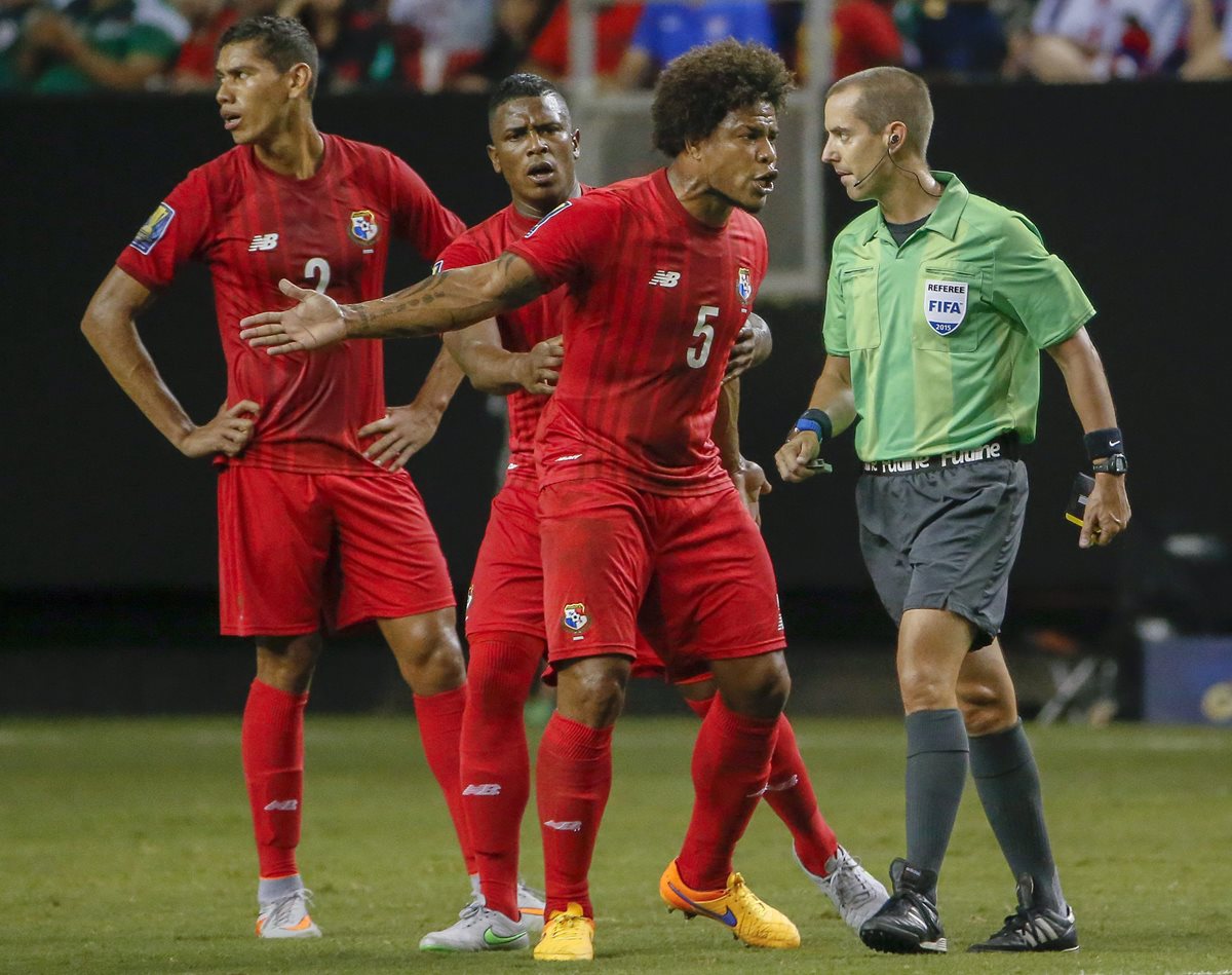 Román Torres de Panamá discute con el árbitro Mark Geiger. (Foto Prensa Libre: EFE)