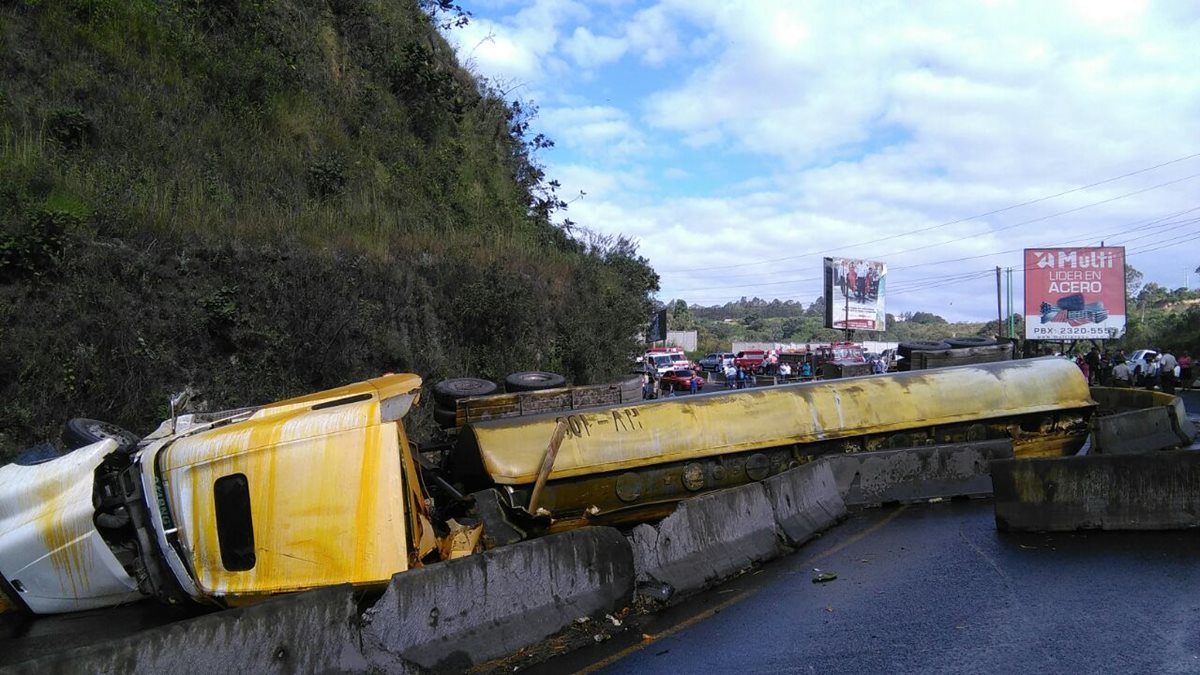 La cisterna bloquea los carriles en ambos sentidos y hay combustible derramado. (Foto Prensa Libre: Estuardo Paredes)