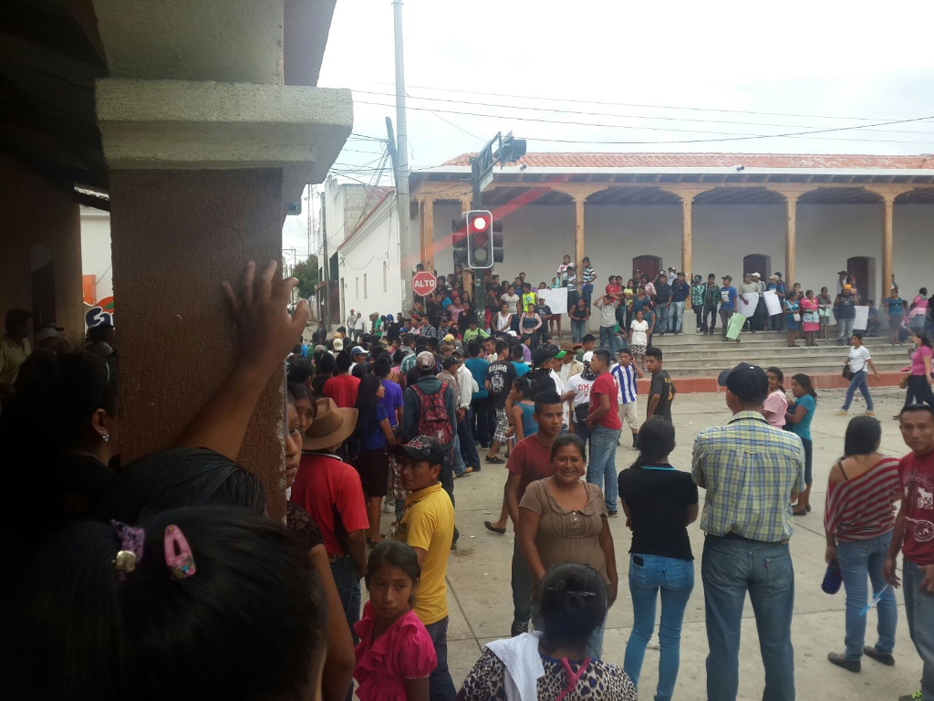 Manifestación frente a la Municipalidad de San Pedro Pinula. (Foto Prensa Libre: Hugo Oliva)