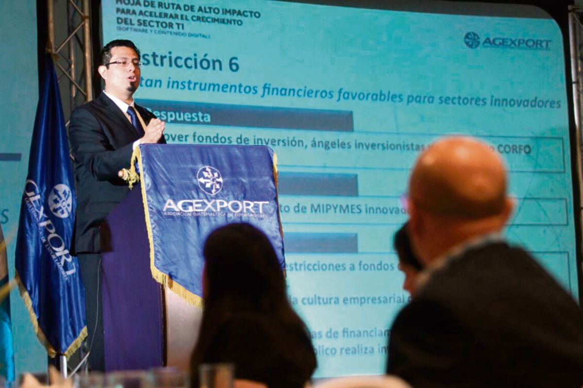 Lisardo Bolaños, durante la exposición sobre los retos que enfrentan las tecnologías digitales. (Foto Prensa Libre: Álvaro Interiano)