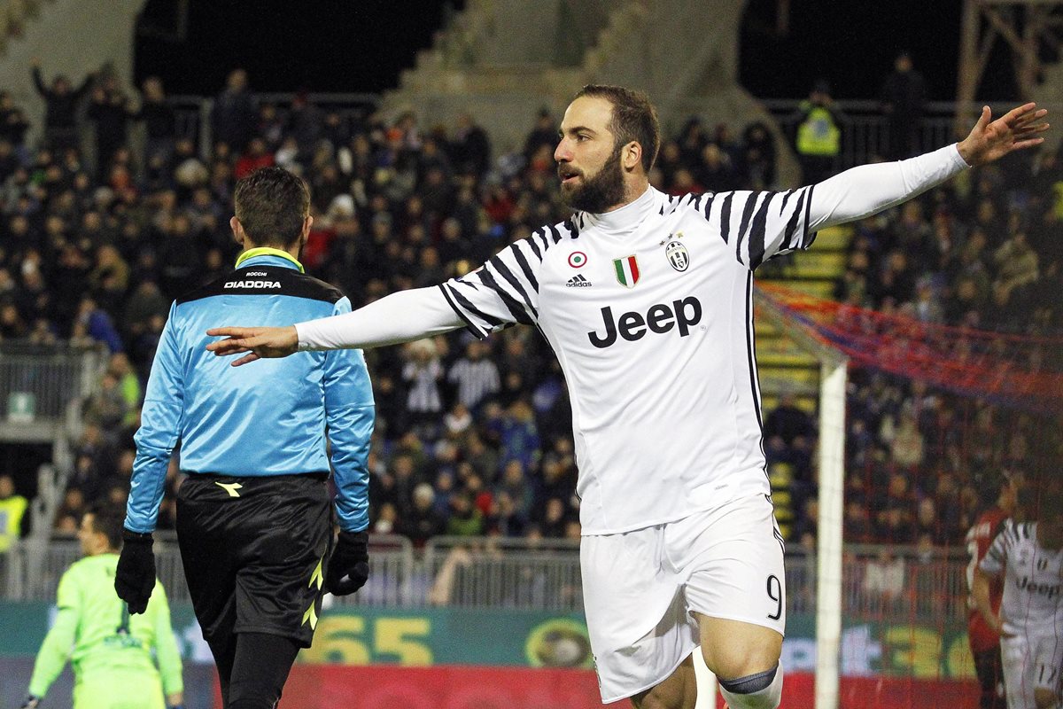 Gonzalo Higuaín festeja una de las anotaciones en el partido frente al Cagliari. (Foto Prensa Libre: EFE)