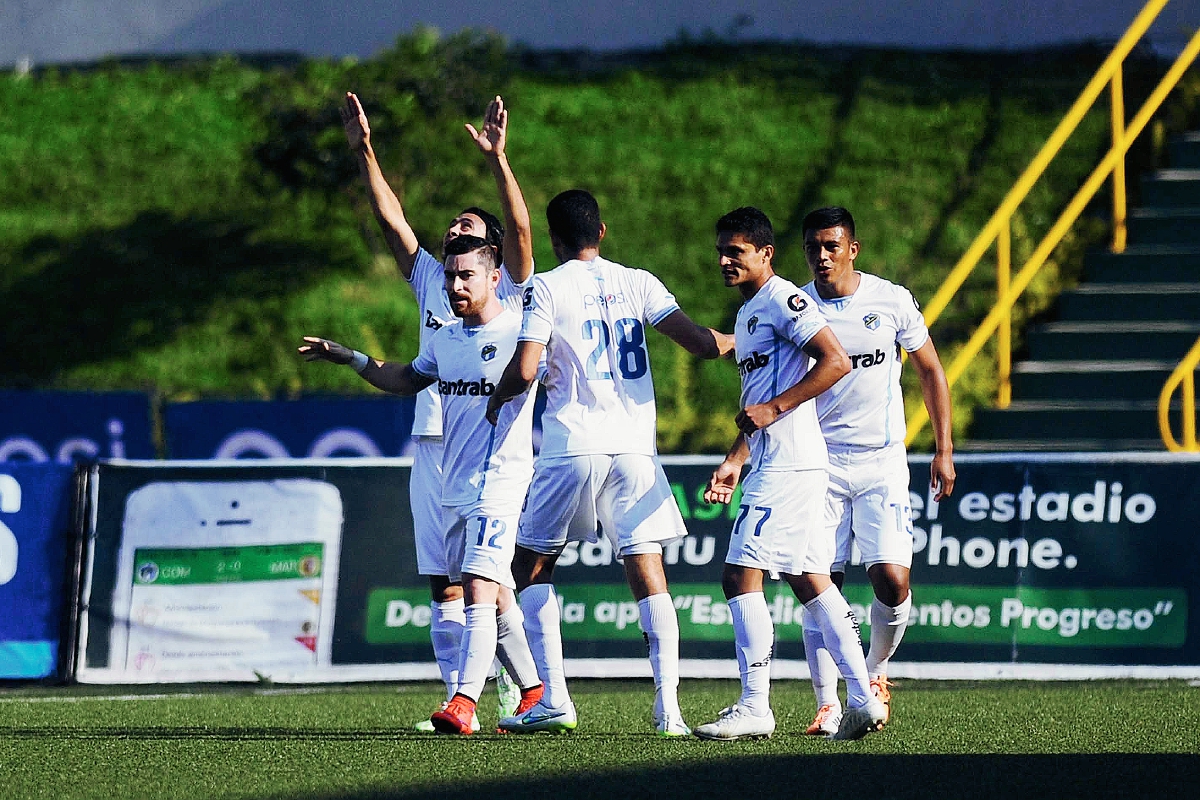 Los futbolistas albos festejaron frente a su afición el triunfo sobre Halcones. (Foto Prensa Libre: Carlos Vicente).