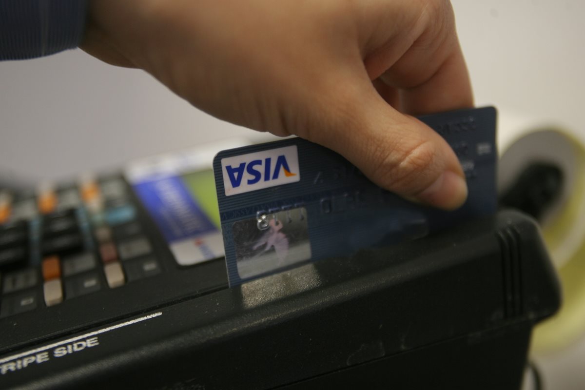Comercios ya no ofrecen pagos por cuotas con tarjetas de crédito (Foto Prensa Libre).