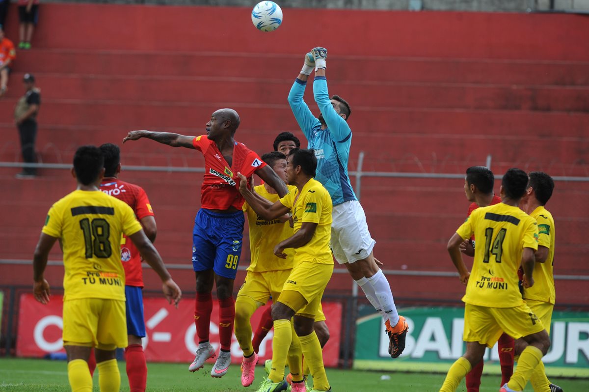 Municipal sufrió un descalabro vergonzoso en su estadio. (Foto Prensa Libre: Óscar Felipe)