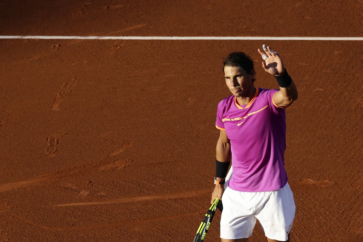 Rafael Nadal saluda después de derrotar al coreano Hyeon Chung en el torneo de Barcelona. (Foto Prensa Libre: AP)