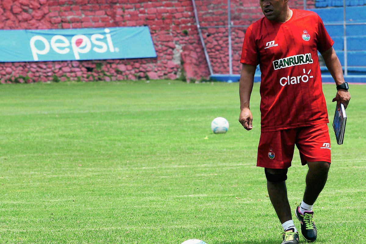 Juan Carlos Plata en el entreno de Municipal de este viernes 24 de abril de 2015, previo al clásico 286. (Foto Prensa Libre: Edwin Fajardo)