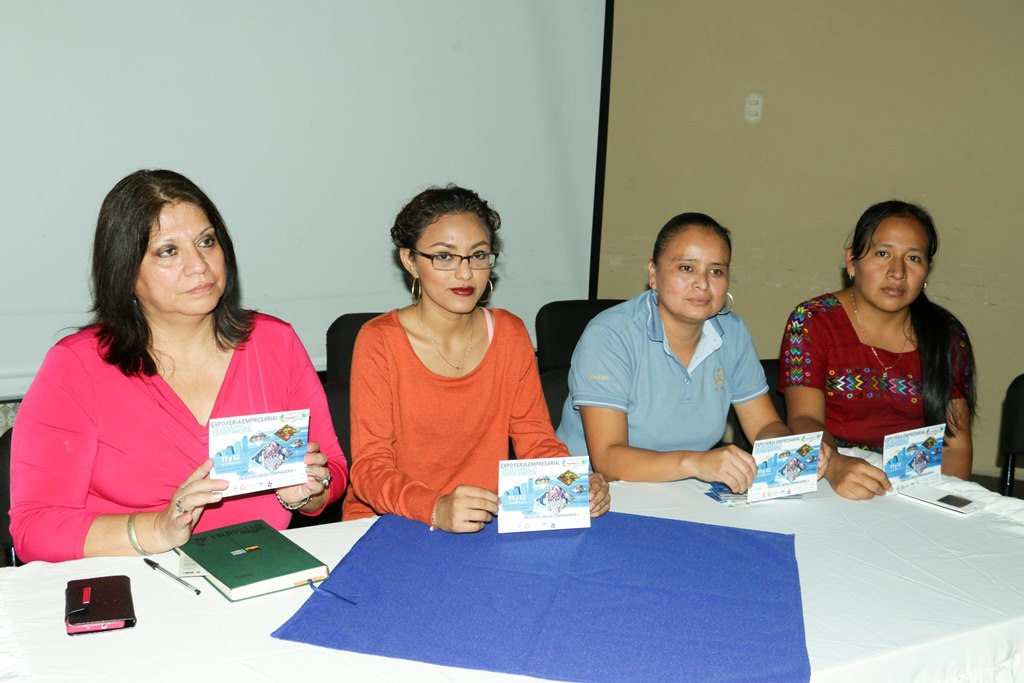 Organizadores extienden la invitación para que asistan a la Expo-Feria la cual se llevará a cabo en el parce central de Salamá. (Foto Prensa Libre: Carlos Grave)