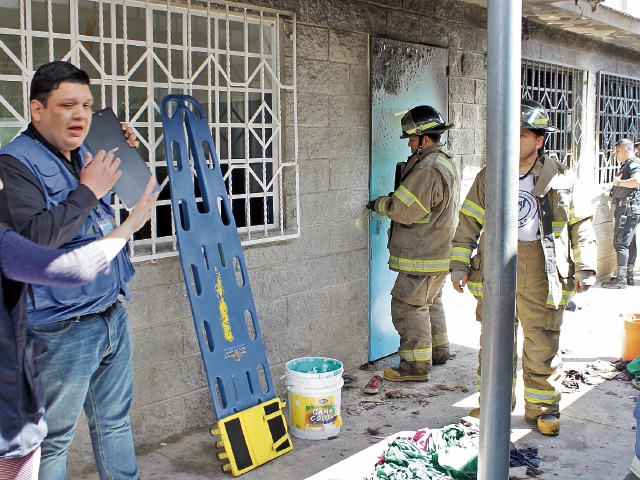 Socorristas y autoridades investigan frente al salón donde fueron encerradas con llave las menores.