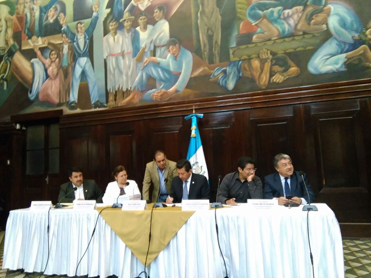 Integrantes de la comisión pesquisidora repasan la información que tienen del magistrado Charchal en el caso TCQ. (Foto Prensa Libre: Estuardo Paredes).