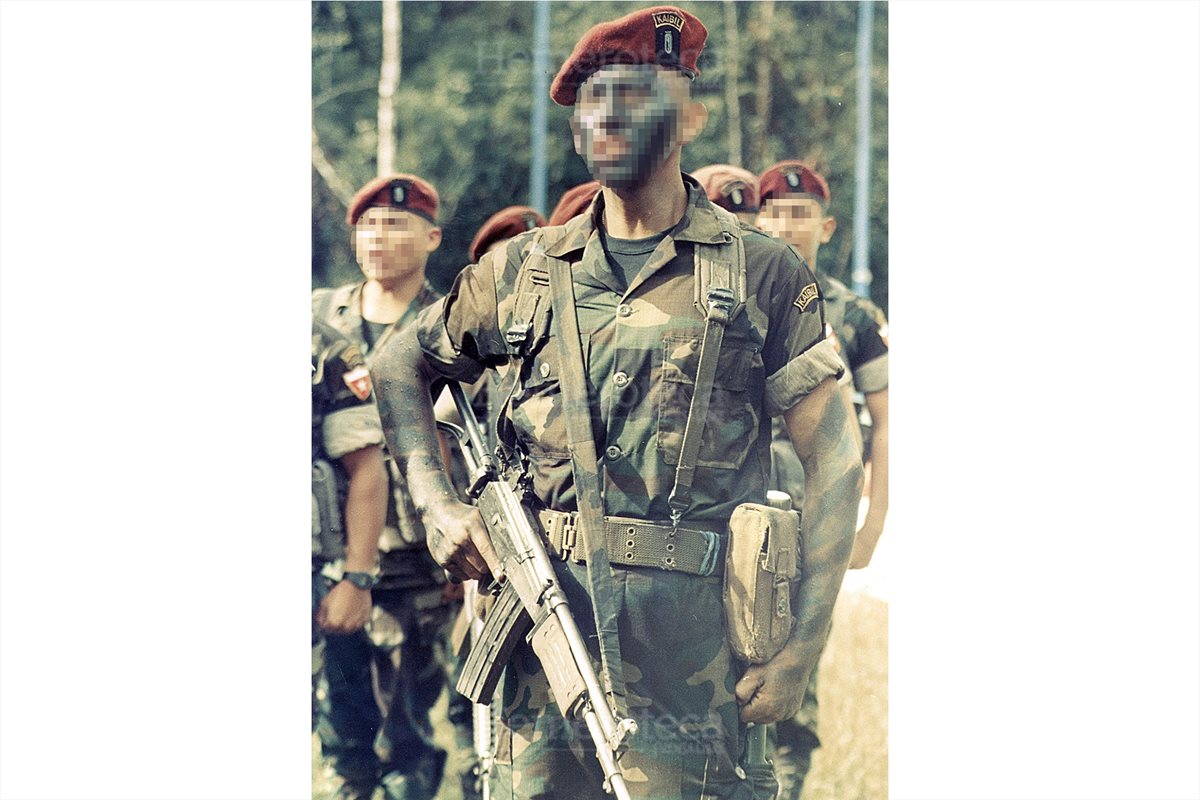 13/11/2004 La escuela kaibil en Poptu?n, Pete?n, imparte curso a oficiales del Ejército. (Foto: Hemeroteca PL)