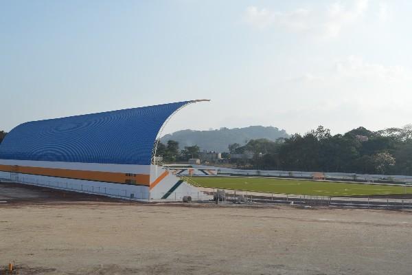 Graderíos con  techo, en el polideportivo.