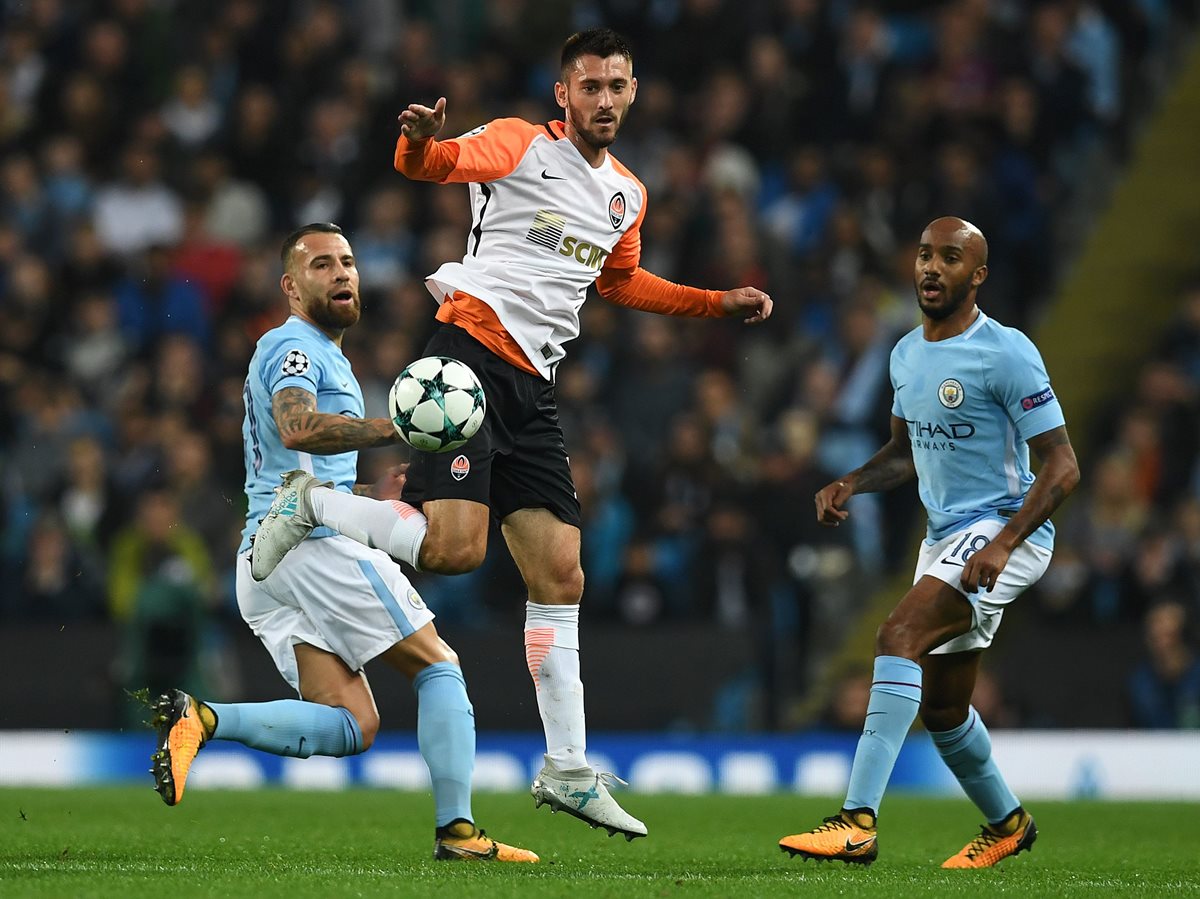 Taras Stepanenko domina el balón ante la mirada de  Nicolas Otamendi y Fabian Delph.