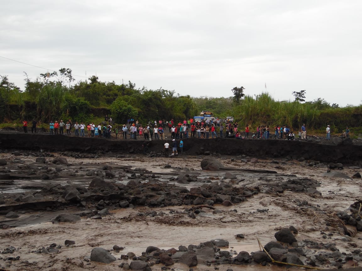 Varias comunidades de Chimaltenango quedaron incomunicadas debido a la crecida del río Taniluyá.