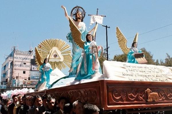 Procesión de Cristo resucitado de la parroquia San Nicolás de Tolentino, en Xela.