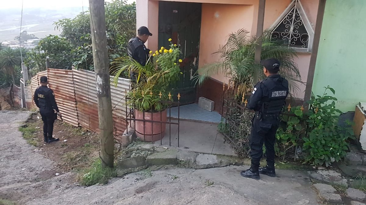 Agentes antisecuestros durante uno de los allanamientos. (Foto: PNC)