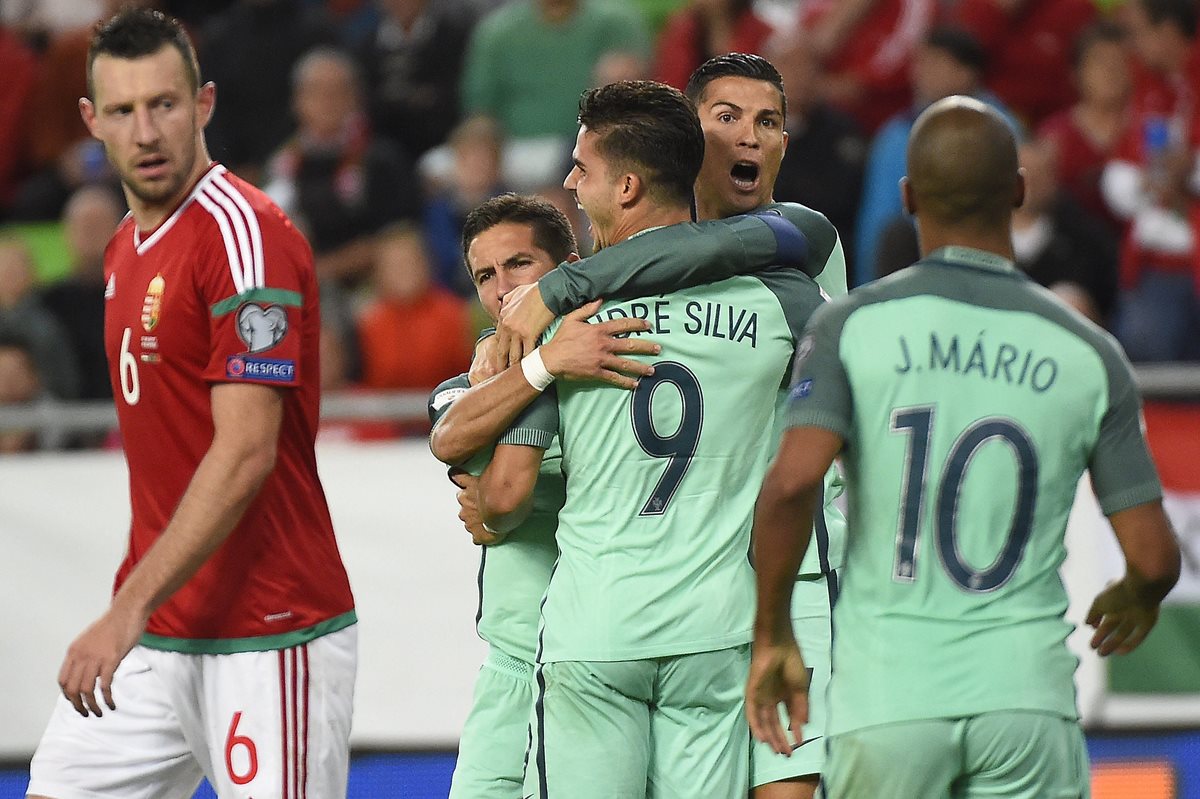 Cristiano Ronaldo abraza a André Silva luego de la anotación que dio el triunfo a Portugal. (Foto Prensa Libre: AP)