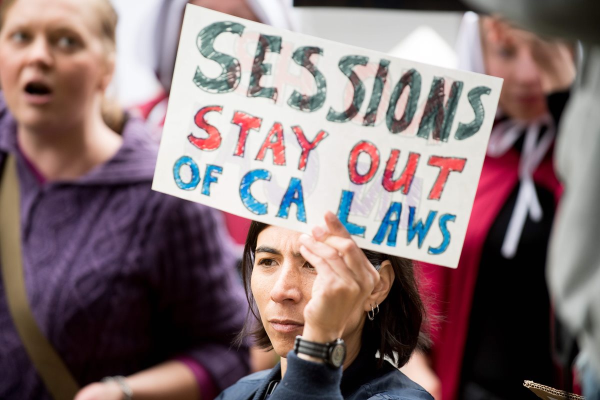 Un grupo de personas protesta contra el discurso del Fiscal General de los Estados Unidos Jeff Sessions en Sacramento. (AFP).