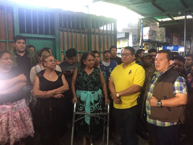 Líderes de los vendedores al anunciar la marcha para el miércoles. (Foto Prensa Libre: Guatevisión).