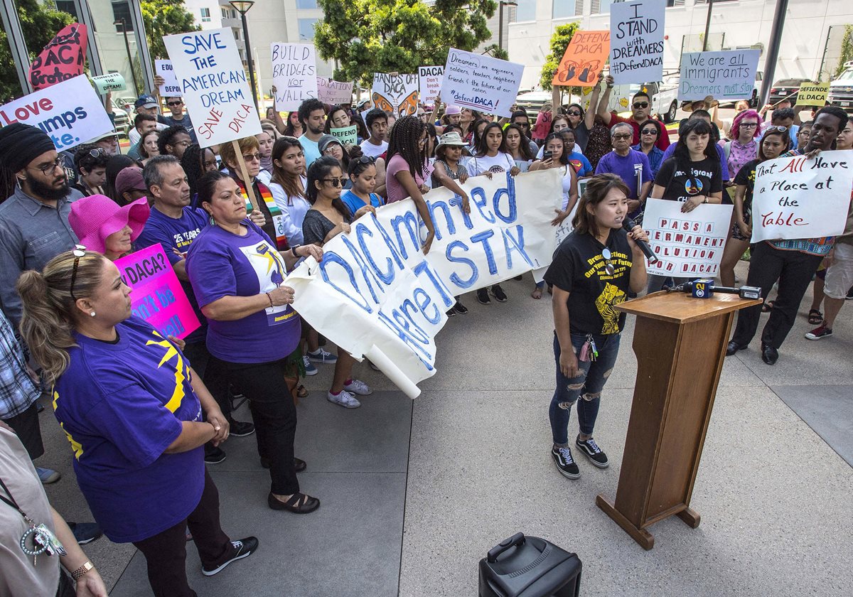 Minjung Park habla a los partidarios del plan DACA, en Irvine, California. (AP).