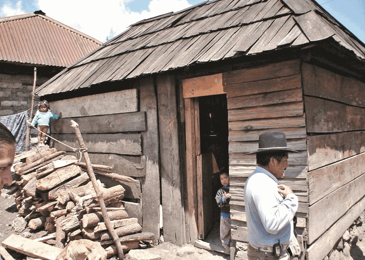 El consumo de leña como fuente de energía en el hogar es un riesgo para la salud. (Foto Prensa Libre: Hemeroteca PL)