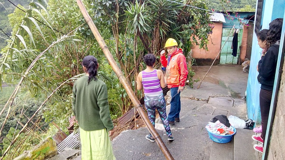 Un deslizamiento se produjo en la colonia Pocitos, zona 6, que afecta tres viviendas. (Foto Prensa Libre: Conred)