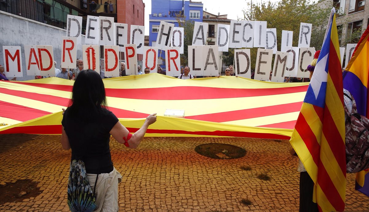 Participantes en el acto "Madrid abraza a Cataluña" convocado por la plataforma 'Madrileños por el derecho a decidir', con motivo de la consulta catalana. (EFE).