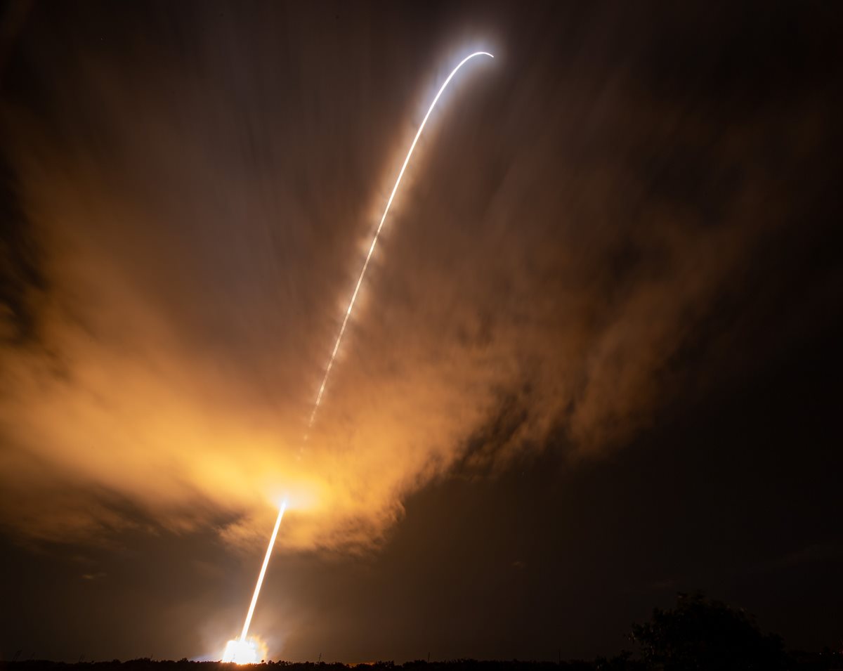 Fotografía de la NASA muestra el lanzamiento de la sonda solar Parker para tocar el Sol. (Foto Prensa Libre:AFP)