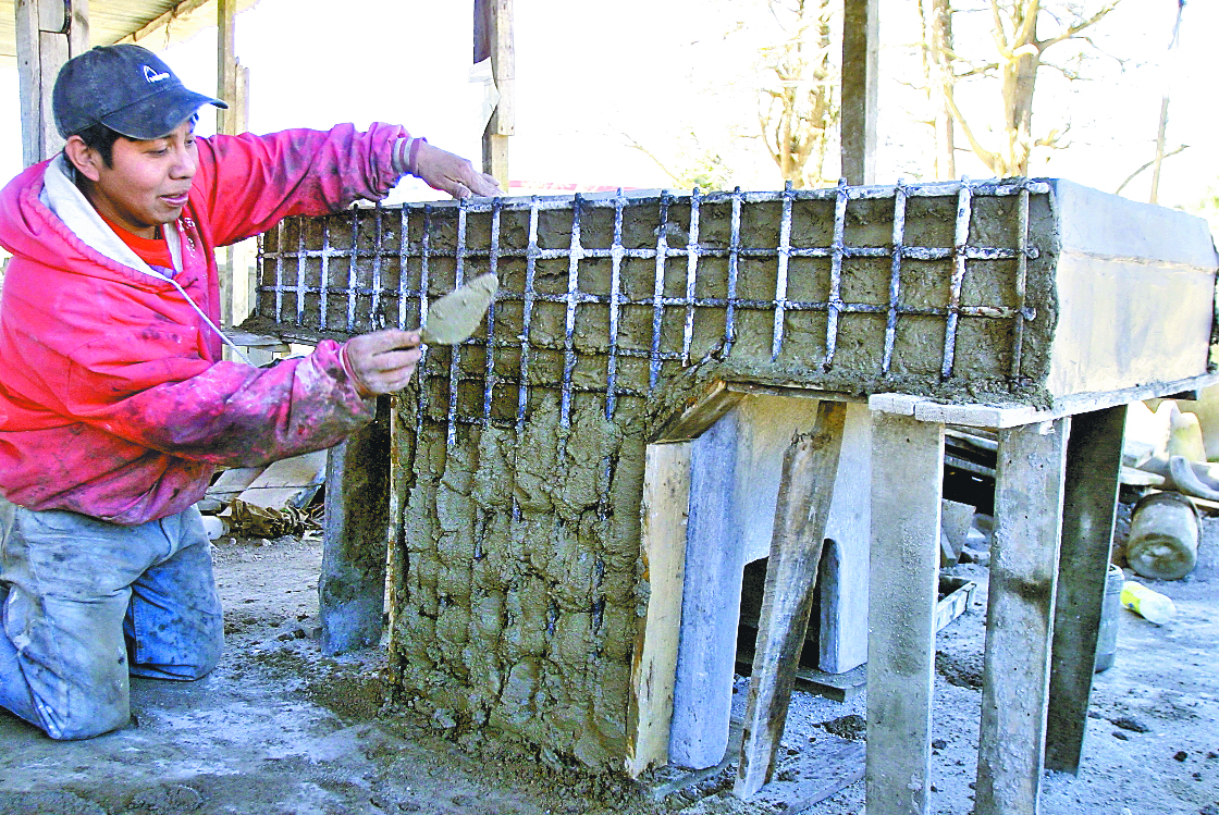 El molde esta? compuesto por 27 piezas. El encargado de hacerlo es Carlos Sol. Lleva una so?lida estructura de hierro y una mezcla de cemento, arena y grasa. (Foto: Hemeroteca PL)