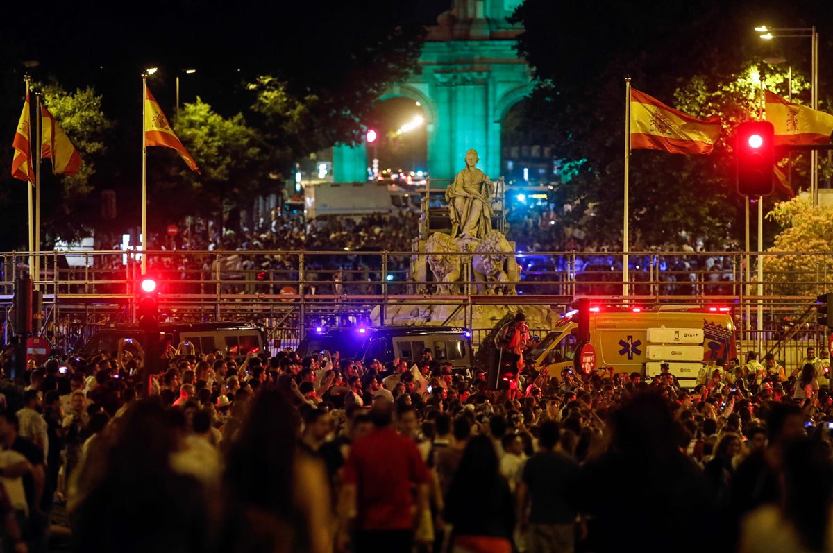 Cibeles se viste de fiesta con los aficionados del Real Madrid. (Foto Prensa Libre: AFP)