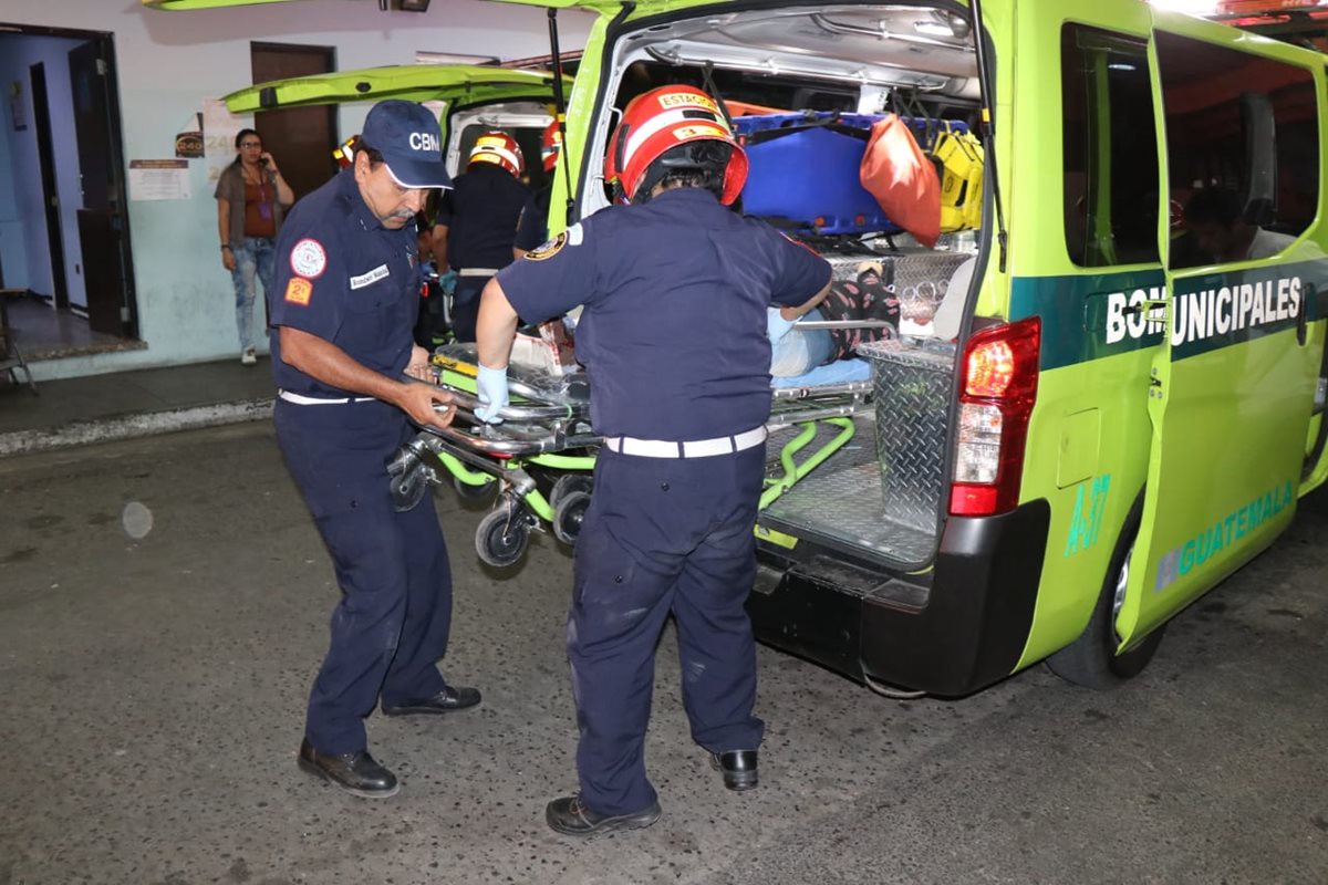 Socorristas trasladan a uno de los heridos al hospital General San Juan de Dios. (Foto: Bomberos Municipales)