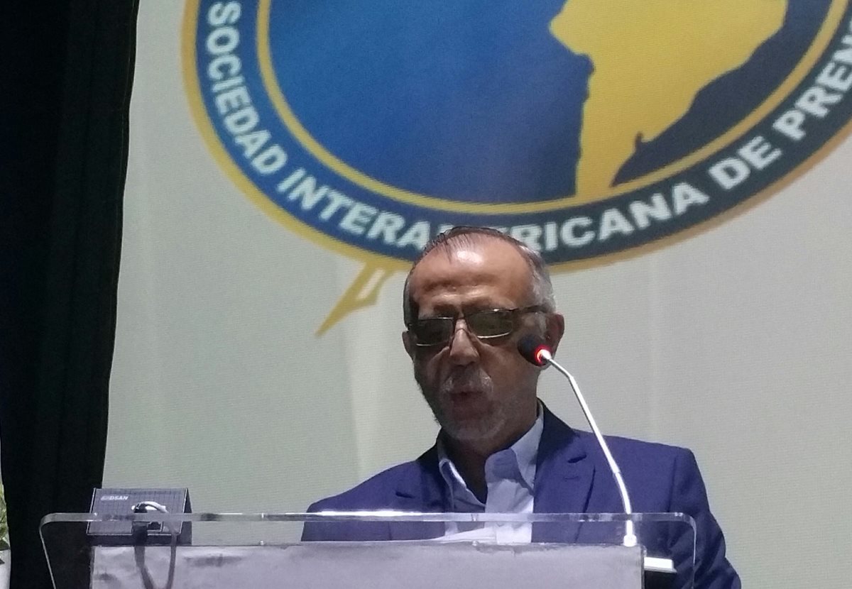 El jefe de la CICIG, Iván Velásquez, en su discurso ante la Asamblea de la SIP, en Antigua Guatemala. (Foto Prensa Libre: Jessica Gramajo)