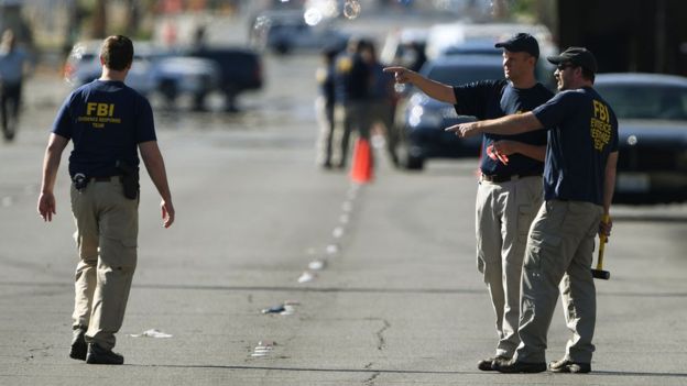 Personal del FBI inspeccionó el hotel y la casa de Paddock para hallar indicios que permitan esclarecer por qué perpetró la masacre. AFP